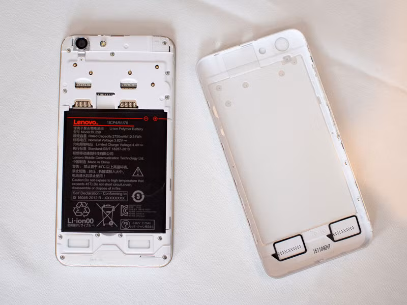  Pin và âm thanh. Viên pin của Lenovo A6020 có dung lượng 2.750 mAh, cho thời gian chờ (mạng 4G) lên tới 15 ngày, đàm thoại 2G trong 32 giờ, 12 giờ nghe nhạc hoặc 6,2 giờ xem video. Ngoài ra, viên pin này có thể tháo rời giúp người dùng dễ dàng thay thế. Nhằm tăng cường khả năng trải nghiệm âm nhạc, xem video, Lenovo đã trang bị cho Vibe K5 Plus bộ đôi loa ngoài (đặt ở sau lưng) với công nghệ âm thành Dolby Audio.