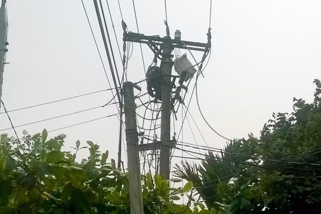 Bất lực nhìn một công nhân bị điện giật dính trên cột Bat luc nhin mot cong nhan bi dien giat dinh tren cot