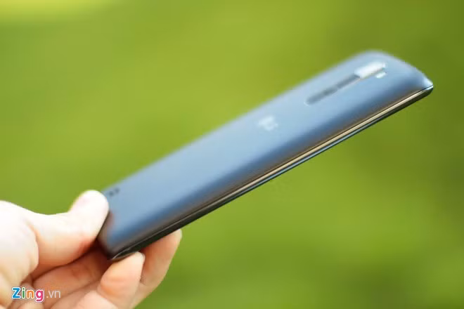 Thanh nhựa mạ kim loại giúp máy trông cứng cáp và sang trọng hơn.