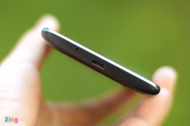 Cạnh dưới là cổng sạc và loa thoại.