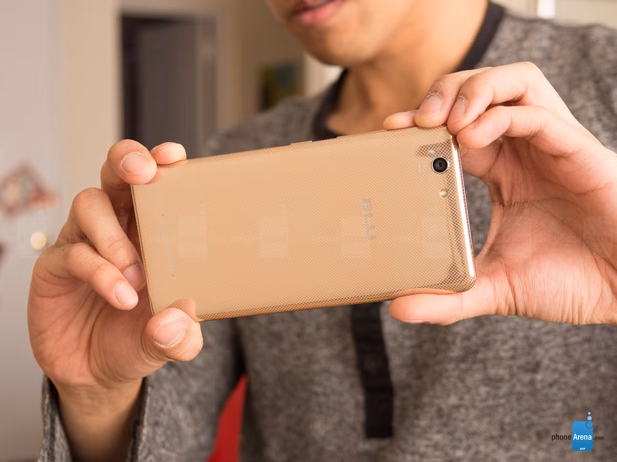 Điều đáng buồn là hai chiếc điện thoại này đều không hỗ trợ mạng 4G, nhưng bù lại thì nó sở hữu Android 6.0 và hỗ trợ 2 SIM.