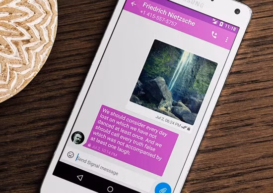  Signal. Signal là ứng dụng nhắn tin được phát triển dành cho iOS, được tạo ra bởi nhà phát triển Open Whisper Systems như TextSecure. Giống như phiên bản nói trên, Signal cung cấp một không gian an toàn để bảo vệ bạn trước bất kỳ hoạt động rình mò ngoại biên nào. Hiện, ứng dụng cho phép gửi và nhận tin nhắn từ TextSecure hoạt động trên Android. Ứng dụng sử dụng công nghệ mã hóa tương tự phiên bản dành cho Android.
