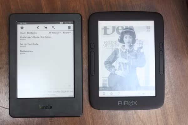 Cùng kích thước màn hình 6 inch, Bibox B1 khá gọn gàng và thiết kế đẹp, nhìn cao cấp hơn Kindle bản 2014. Hiện tại người dùng có thể cài kho sách Aleezza lên Bibox B1 để đọc sách bản quyền và tạp chí tiếng Việt. Trong thời gian ngắn sắp tới kho sách Aleeza sẽ được cài sẵn trên Bibox, là bản được tối ưu cho màn hình e-ink của Bibox B1.