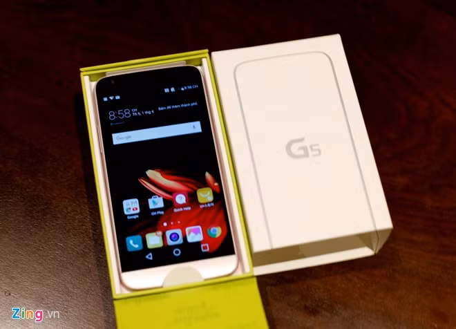 Giá tham khảo của LG G5 xách tay tại Việt Nam là 17 triệu đồng (tham khảo tại Hoàng Hà Mobile). Có thể trong thời gian tới, giá máy sẽ sớm hạ nhiệt.
