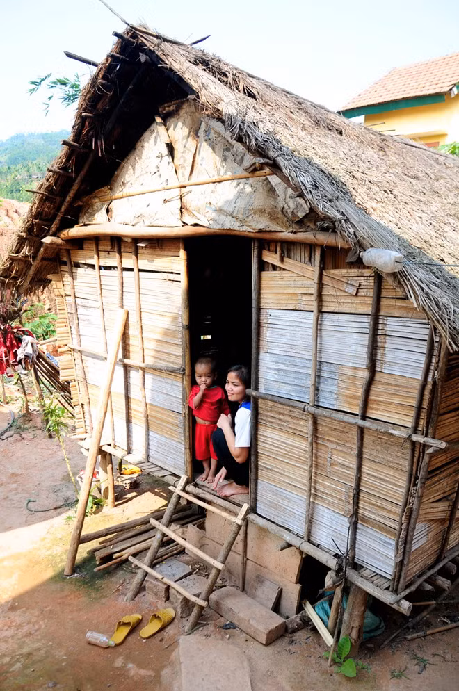 Nạn tảo hôn là một trong những nguyên nhân gây hệ lụy đói nghèo kéo dài ở huyện vùng cao Sơn Tây. Ảnh minh họa: M.Hoàng. Nhieu nu sinh cap hai mang bung bau den lop hinh anh 1