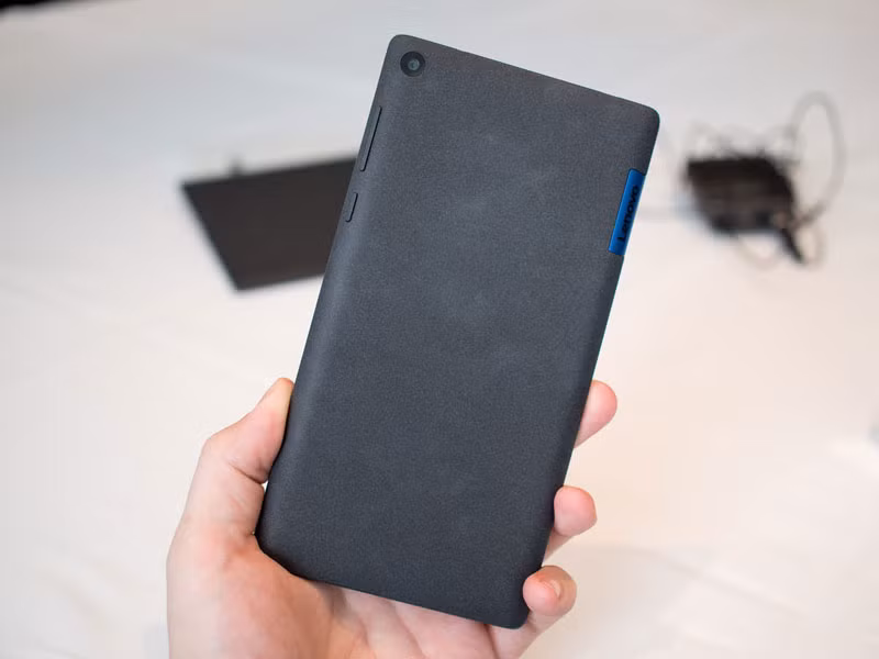 Mẫu tablet này có 4 màu gồm đen, trắng, hồng và xanh với giá bán 129 USD (tương đương 2,87 triệu đồng). 