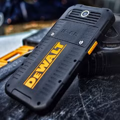 Chiếc điện thoại DeWalt MD501 được công nhận chứng chỉ IP68 chống nước chống bụi- tính năng này cũng ngang ngửa với chiếc Samsung Galaxy S7 và S7 edge, nghĩa là nó có thể hoàn toàn chịu đựng được hơn 30 trong điều kiện nước ở độ sâu 2 mét mà không hề hấn gì. Nó cũng có thể chống chọi cực tốt với thời tiết: Từ âm 20 độ C cho tới tận 60 độ C. Bỏ qua vẻ ngoài cũng như khả năng chịu đựng cực cứng cáp của nó thì chiếc DeWalt MD501 cũng có những thông số cấu hình khá ấn tưởng.