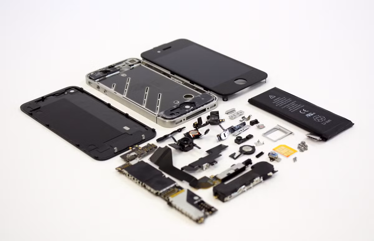 Song Apple không công bố danh sách những nhà mạng không thuộc diện được bảo hành nên người dùng cần đến các trung tâm bảo hành để kiểm tra xem sản phẩm của mình có thuộc diện được bảo hành không. Apple quản lý bảo hành điện tử qua số IMEI nên người dùng không cần mang theo giấy tờ gì khi đi bảo hành.