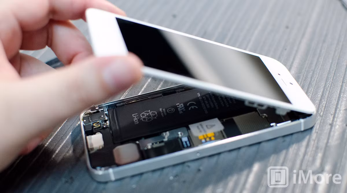 Các trung tâm bảo hành uỷ quyền của Apple được công bố trên website của hãng. Bạn đọc có thể lên trang Apple.com, bấm vào mục Support, sau đó tìm đến mục "Apple Authorized Service Provider" (AASP - nhà cung cấp dịch vụ được Apple uỷ quyền) phía dưới chân trang web, rồi lựa chọn địa điểm Việt Nam, sau đó tìm kiếm các trung tâm bảo hành cho sản phẩm theo tỉnh/thành phố mình quan tâm.