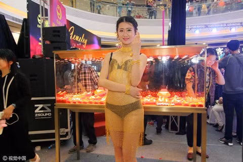 Được biết để tạo ra chiếc váy này phải tốn đến 5kg vàng. Nhiều khách hàng lần đầu tiên nhìn thấy bộ váy đặc biệt đã chiêm ngưỡng và chụp ảnh.