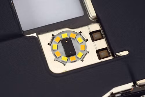 Chiếc smartphone này còn được nhà sản xuất tích hợp đến 2 chip quản lý điện năng khi sạc pin giúp rút ngắn tối đa thời gian sạc.