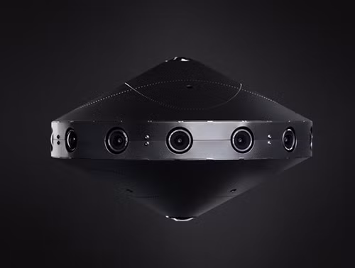 Có thiết kế như một chiếc đĩa bay, sử dụng đến đến 17 camera kết hợp (14 camera xung quanh, 1 camera mắt cá hướng lên và 2 cái hướng xuống), mẫu camera Surround 360 của Facebook cho phép người dùng ghi lại những thước phim "hình cầu" thật sự.