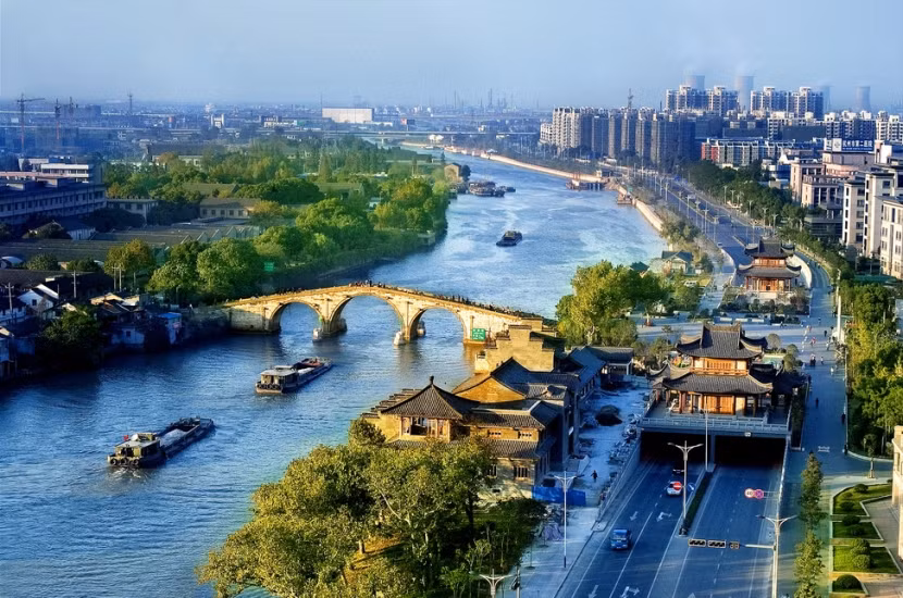 Trong thời kỳ nhà Đường (618-907), Đại Vận Hà là con đường chính để vận chuyển ngũ cốc từ khu vực đồng bằng châu thổ Trường Giang tới Hoa Bắc. Thành phố Khai Phong đã là trạm trung chuyển chính trên tuyến đường thủy này, và do đó nó đã lớn mạnh dần lên để sau đó trở thành kinh đô của nhà Tống (960-1279). Ảnh: Cnto.org.