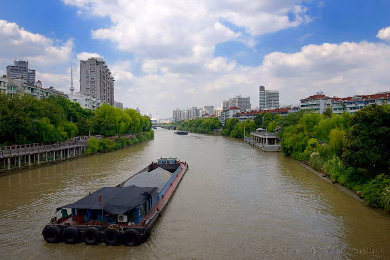 Năm 1855, sông Hoàng Hà gây ngập lụt và đổi dòng về phía Sơn Đông, cắt đứt lộ trình của Đại Vận Hà. Do các khó khăn để vượt qua các nền đất bùn cát của sông Hoàng Hà, cùng sự phát triển của vận tải biển, cũng như sự đưa vào khai thác các tuyến đường sắt, nên các phần phía bắc và phía Nam của kênh đào này đã không được nối liền với nhau nữa. Ảnh: Chinasage.info.