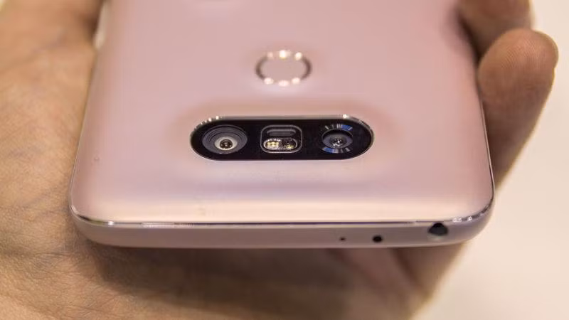 Sau đây là một số hình ảnh chụp từ hai camera sau của LG G5, trong mỗi cặp ảnh thi ảnh phía trên là ảnh chụp từ camera 16MP và ảnh dưới là chụp từ camera góc rộng 8MP. Nhìn chung, ảnh chụp từ camera chính có độ chi tiết cao hơn, cân bằng trắng tốt nên màu sắc lên chuẩn và ấm hơn. Ở môi trường thiếu sáng, nước ảnh của camera chính cũng cân bằng và ấm hơn. Tuy vậy, góc rộng giúp camera 8MP ra được những bấm ảnh hơi méo, trông nghệ thuật hơn trong một số trường hợp, nhất là ảnh chụp phong cảnh hoặc bên trong các căn phòng.