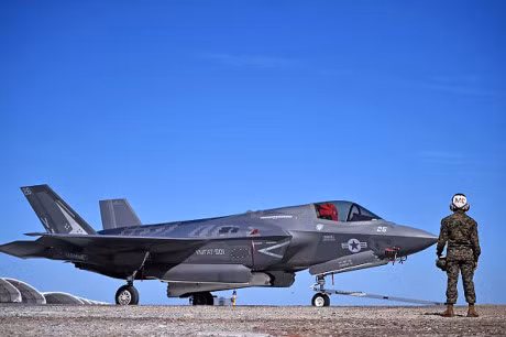 Trong biên chế của quân đội Mỹ còn có một loại máy bay tàng hình khác là F-35. Đây là máy bay tiêm kích đa năng 1 chỗ ngồi.