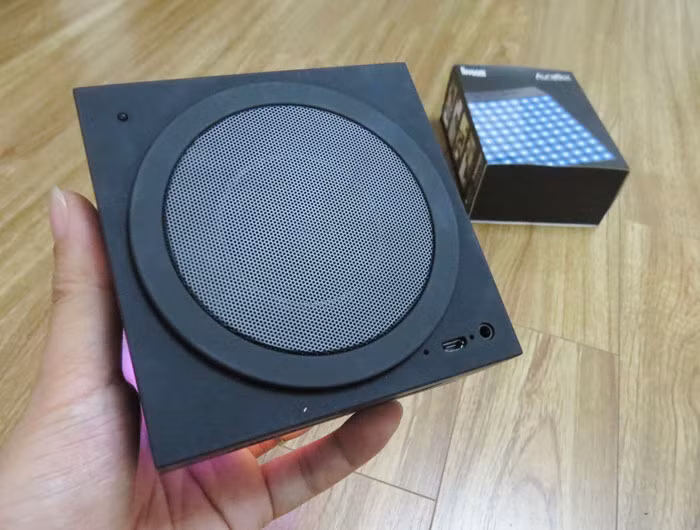 Loa có công suất 5W, thiết kế đơn giản.