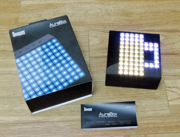 Điểm thú vị của AuraBox không chỉ là khả năng chơi nhạc, giúp người dùng thư giãn trước khi đi ngủ với một bài hát du dương hay mỗi khi thức giấc vào buổi sáng bằng một bản nhạc vui nhộn, mà thiết bị còn có khả năng tuỳ biến hình ảnh của dải đèn LED theo tâm trạng người sử dụng. Người dùng có thể cho hiển thị hình một trái tim, hình mặt cười, hình lá cờ…