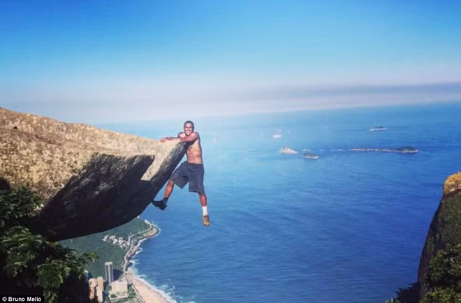 Bruno Mello không ngần ngại thử sức trong một chuyến leo núi ở Pedra da Gavea
