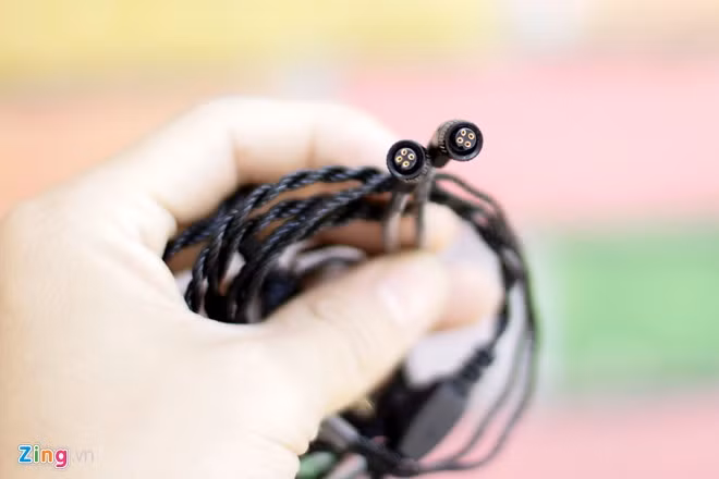 Dây cable xoắn kết nối 4-pin với củ tai nghe theo cơ chế khóa Machined Aluminum Collar, giúp kết nối được đảm bảo cả về mặt vật lý lẫn khả năng truyền âm.