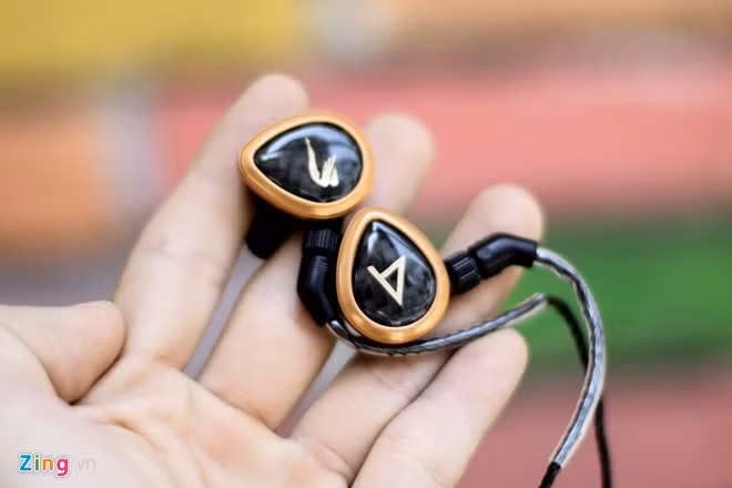 Logo của Astell&amp;Kern vàJerry Harvey Audio được phủ sợi carbon từ phía bên ngoài. Từng chi tiết nhỏ đều được chế tác bởi những thợ thủ công lành nghề củaJerry Harvey Audio.