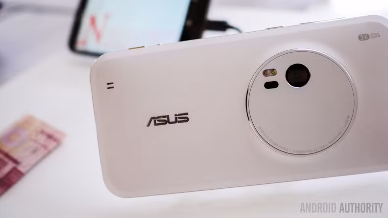 ZenFone Zoom được tích hợp công nghệ sạc nhanh BoostMaster 2.0 do đó củ sạc của máy cho ra 2 loại dòng điện: 9V-2A~18W khi chế độ sạc nhanh được kích hoạt; và trở về mức bình thường 5V-2A~10W khi mức pin trên 60%.