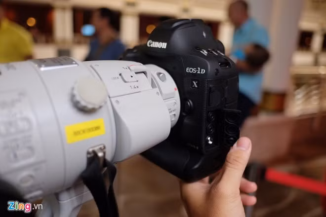 EOS-1D X Mark II được cho là đối thủ nặng ký nhất của Nikon D5. Model này có l ớp vỏ bằng hợp kim magiê, chống chịu thời tiết khắc nghiệt và màn trập tuổi thọ 400.000 lần.