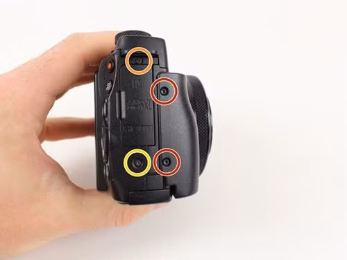 Ẩn sau thiết kế gọn nhẹ của chiếc máy ảnh này là cảm biến CMOS kích thước 1,5 inch hỗ trợ độ phân giải 12,8MP, bộ xử lý hình ảnh tốc độ cao Digic VI, flash cóc tích hợp, kết nối Wi-Fi, NFC.