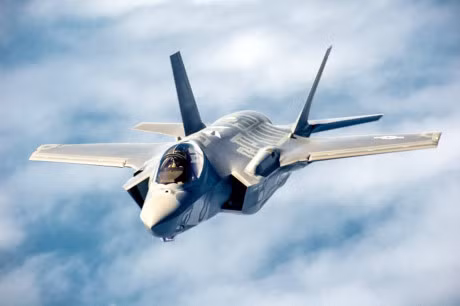F-35 có ba biến thể gồm F-35A có khả năng cất và hạ cánh như chiến đấu cơ thông thường, F-35B cất cánh trên đường băng ngắn và hạ cánh thẳng đứng như trực thăng, F-35C được triển khai trên các tàu sân bay.