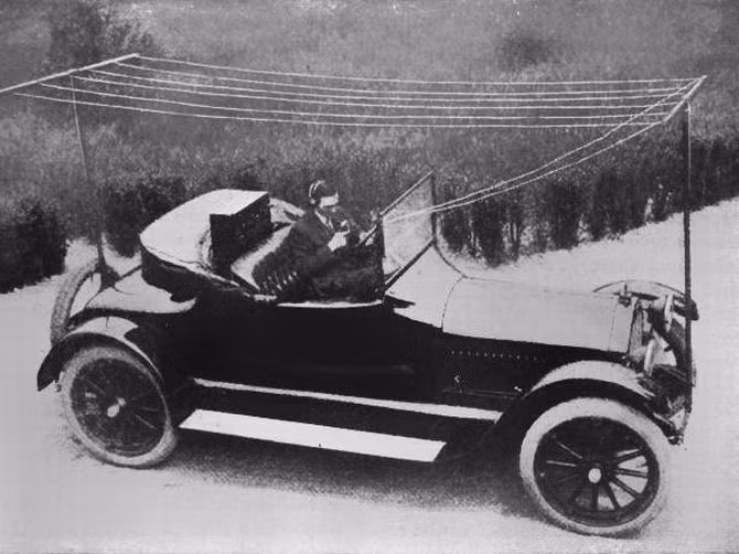  6. Radio xe hơi – 1919. Đây là phát minh của A.H Grebe. Ông đã sử dụng một ống bơm đằng sau xe, một động cơ nhỏ và một viên pin để có thể phát năng lượng cho radio. Để có thể sử dụng được radio trên xe hơi, ông cần tới 2 cột thu ở cả phía trước và sau xe. 