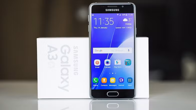 br/> Samsung Galaxy A3 2016 và A5 2016. Lý do lọt TOP: Galaxy A3 2016 và A5 2016 đều dõi theo phong cách "body" kim loại sang trọng, nhưng lại mang hơi hướng từ dòng smartphone cao cấp của Samsung (Galaxy S6 hay Note 5 chẳng hạn). Cả hai máy đều được trang bị cấu hình hấp dẫn trong tầm giá và cũng hỗ trợ 4G LTE. Ưu điểm khác: Galaxy A3 2016 có camera sau 13 MP. Galaxy A5 2016 mở khóa bằng vân tay. Cả hai máy có bộ nhớ trong 16 GB (hỗ trợ microSD 128 GB).