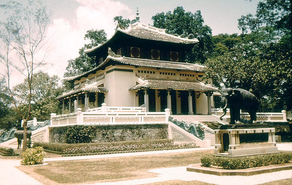 Sau năm 1954, đền được đổi tên là đền Quốc Tổ Hùng Vương, thờ Vua Hùng và một số nhân vật lịch sử khác như Lê Văn Duyệt, Trần Hưng Đạo, Khổng Tử. Ảnh: Ngôi đền năm 1956.