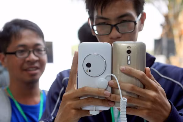 Đây là chiếc điện thoại cao cấp đầu tiên trong dòng Zenfone nên máy được đầu tư khá kỹ càng. Trong ảnh là Asus Zenfone Zoom (trắng) và Zenfone 2.