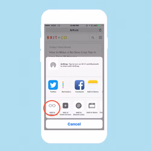  4. Biểu tượng chiếc kính của Steve Jobs. Khi đang duyêt web bằng trình duyệt mặc đinh Safari trên iPhone, nếu bạn muốn đưa một địa chỉ website vào danh sách đọc (reading list) thì bạn phải bấm vào biểu tượng một cặp kính (chức năng Add to reading list). Biểu tượng cặp kính này được thiết kế dựa trên nguyên mẫu cặp kính mà cố CEO Steve Jobs thường hay đeo. 