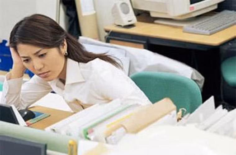 08:30. Đây là thời điểm bạn bắt đầu xử lý công việc ở cơ quan, những công việc chưa hoàn thành từ hôm trước cùng với những khó khăn sắp phải đối mặt khiến cơ thể bạn muốn “đình công”. Để giảm áp lực, bạn cần cố gắng giải quyết trọn vẹn nhiệm vụ được giao từ hôm trước để tránh cảm giác ngán ngẩm khi khởi đầu ngày mới.