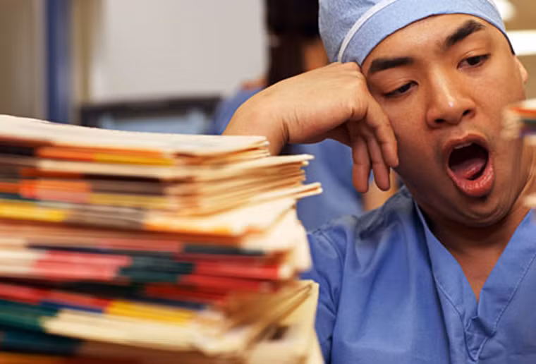 Y tá. Trực ca đêm là một yêu cầu đối với hầu hết các y tá làm việc ở bệnh viện. Đặc biệt, bệnh viện có lực lượng y bác sĩ mỏng thì tần suất trực đêm của nhân viên càng dày.