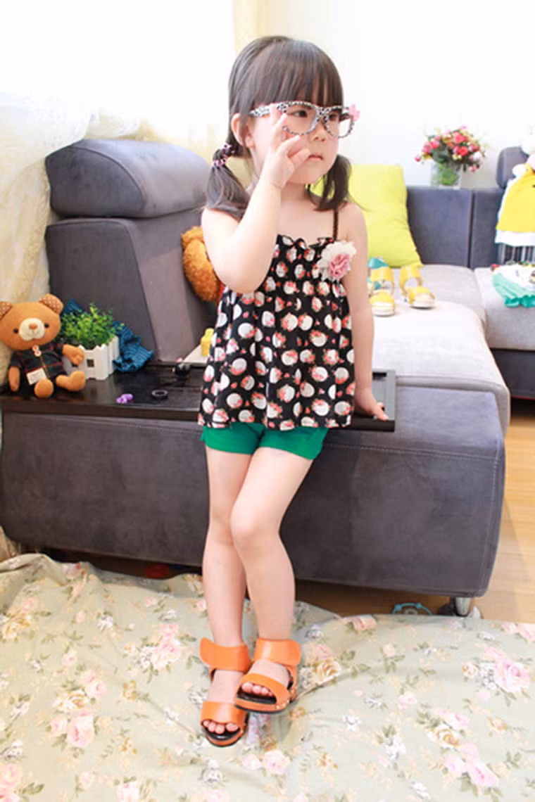 Quần sooc đơn giản kết hợp với áo hai dây. Phong cách này chưa bao giờ lỗi mốt trong bộ sưu tập mùa hè của các hãng thời trang nổi tiếng. Khi mua, bạn nên chọn những chiếc quần với hình thù ngộ nghĩnh để bé luôn thích thú khi mặc.