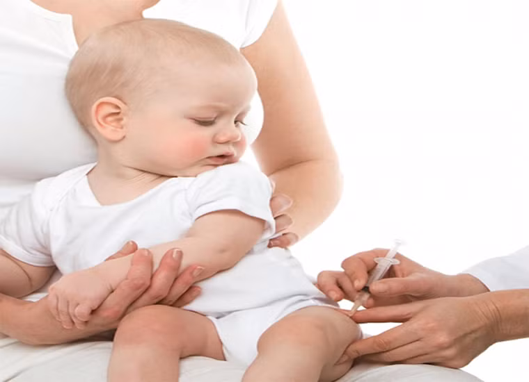 Về phòng ngừa. Cách phòng ngừa sởi phổ biến là tiêm phòng vắc xin tam liên. Mũi đầu tiên thực hiện lúc trẻ được 12 đến 15 tháng tuổi. Mũi tiêm nhắc lại có thể thực hiện lúc trẻ được 4 đến 6 tuổi tuy nhiên cũng có thể tiêm nhắc vào bất cứ lúc nào sau mũi thứ nhất bốn tuần. Còn lại, Rubella được phòng ngừa khá hiệu quả bởi vắc xin dòng RA 27/3 và Cendehill.