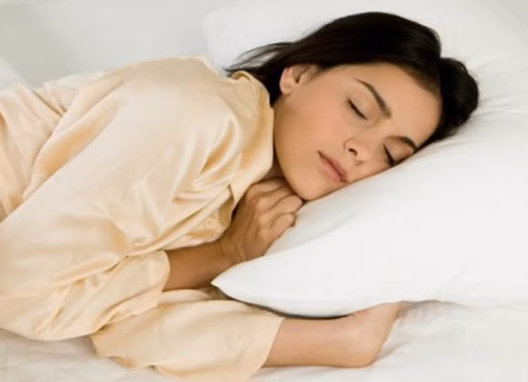 1. Gối cao đầu. Việc nâng cao đầu khi ngủ sẽ giúp các xoang mũi được thông thoáng suốt cả đêm. Bạn có thể sử dụng hai chiếc gối chồng lên nhau hoặc thử đặt một chiếc chăn mỏng dưới gối sao cho cổ và đầu bạn tạo thành góc 15 độ chênh với giường. Nếu trong nhà không sẵn nhiều gối, bạn nên lấy một vài cuốn sách để nâng cao vị trí đầu. Song cần lưu ý đặt chúng xuống dưới gối để tránh bị đau do tiếp xúc với bề mặt cứng thời gian dài.