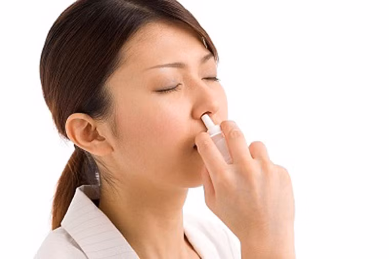 4. Xịt mũi trước khi đi ngủ. Các dạng thuốc xịt có tác dụng rất tốt trong việc làm thông mũi. Nhằm đạt hiệu quả cao, bạn nên hắt hơi một vài lần để đẩy dịch nhờn ra trước khi sử dụng thuốc; giúp nước rửa có thể đi sâu vào khoang mũi và làm sạch chúng. Bạn cũng không nên hắt hơi ngay sau khi vừa nhỏ thuốc bởi nó sẽ khiến dung dịch đi theo chất nhầy ra khỏi hốc mũi.