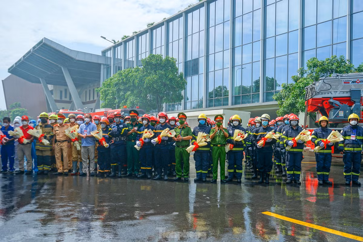 Với sự phối hợp từ nhiều đơn vị, sau 40 phút đám cháy đã được khống chế, đồng thời không để xảy ra trường hợp thương vong nào cho người dân, nhân viên và chiến sỹ làm công tác chữa cháy và cứu nạn cứu hộ.
