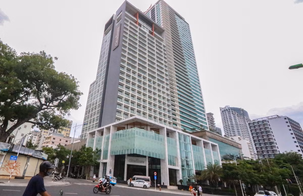 Khu đất được xây dựng khách sạn cao tầng đã đi vào sử dụng, có 2 mặt tiền trong đó một mặt giáp biển Nha Trang.