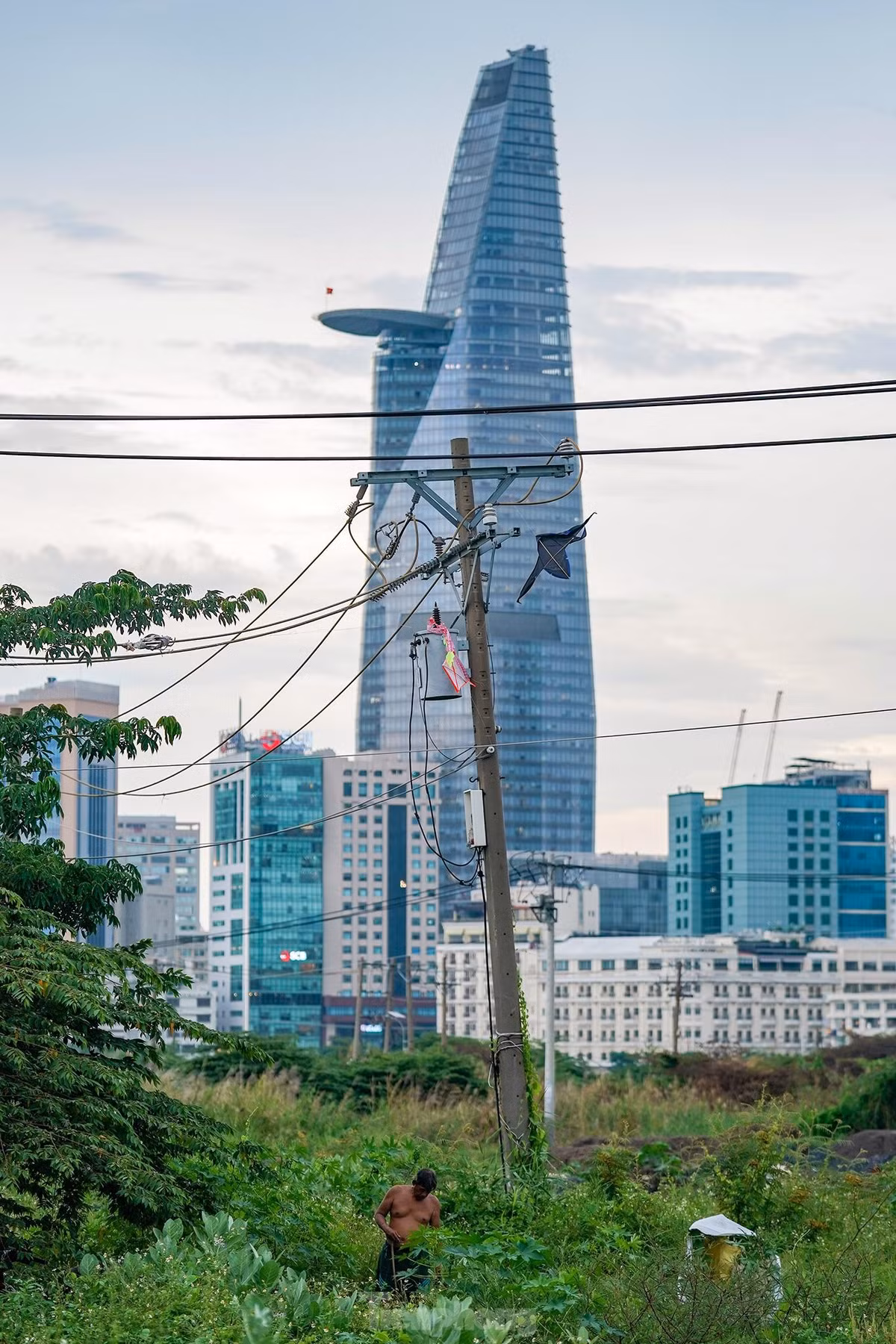 Diều bị đứt dây vướng cả vào trụ điện cao thế. Có thể nói, việc chơi diều là một thú vui, một hình thức giải trí và thư giãn. Tuy nhiên, thả diều ở chỗ nào để không nguy hiểm, không gây sự cố lưới điện là điều cần được quan tâm.
