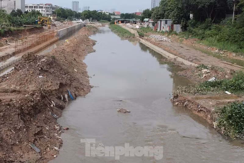 Đi dọc kênh dẫn nước từ sông Nhuệ vào hồ trạm Bơm Yên Nghĩa dài hơn 5km, PV Tiền Phong phát hiện, trạm bơm có công suất bơm thoát lũ lớn nhất Hà Nội (120m3 nước/giây - lớn hơn cả trạm Yên Sở) nhưng kênh dẫn nước đang chảy về hồ bơm với dòng chảy nhỏ.