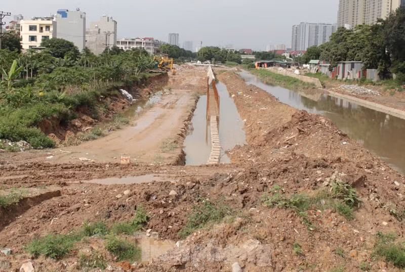 Kênh dẫn nước La Khê là một trong những hạng mục quan trọng để dự án, trong đó có trạm bơm Yên Nghĩa phát huy hiệu quả đầu tư, tuy nhiên trạm bơm đã thi công xong 2 năm nhưng kênh dẫn vẫn thi công ngổn ngang. Đây là nguyên nhân khiến nước sông Nhuệ dâng cao gây ngập Đại lộ Thăng Long và các khu dân cư lân cận, còn trạm bơm tiêu úng Yên Nghĩa lại không có nước hoạt động, 