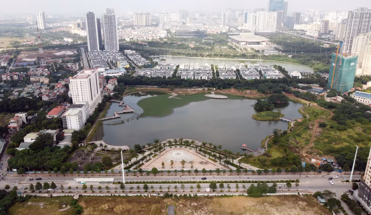  Công viên hồ điều hòa Phùng Khoang: có tổng diện tích 11,9ha, trong đó, diện tích mặt hồ là 7,1ha; diện tích cây xanh cảnh quan chiếm 4,8ha; chiều dài bờ kè dài 1,075m. Công viên hồ điều hòa Phùng Khoang được khởi công vào tháng 10/2016 và dự kiến hoàn thành vào tháng 6/2017 nhưng đến nay vẫn dậm chân tại chỗ và chưa hẹn ngày hoàn thành.