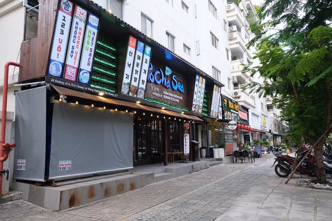 Đại diện quán Jin Sundae (phường Tân Phong, quận 7) cho biết, có đến 80% lượng khách thường xuyên của nhà hàng này là cộng đồng người Hàn Quốc. Buổi trưa và tối, khách đến rất đông, khách du lịch từ Hàn sang thường lui tới đây để ăn uống nhưng kể từ khi dịch COVID-19 xuất hiện lượng khách này đã giảm đi nhiều.