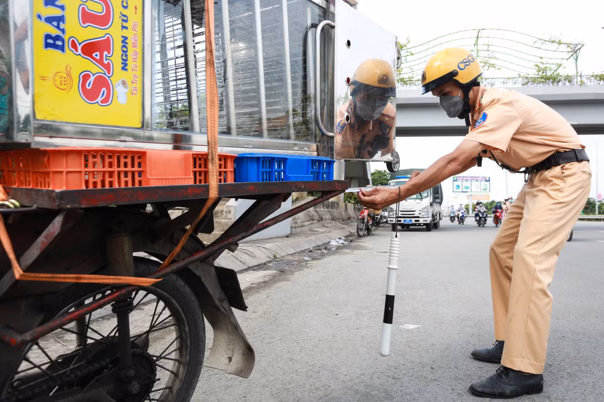 Bên cạnh đó, tài xế Phan Ngọc Tuân (29 tuổi) chạy xe máy chở hàng từ Long An lên TP.HCM có chiều cao 1,87 m cũng bị CSGT lập biên bản xử phạt 500.000 đồng, tạm giữ phương tiện.