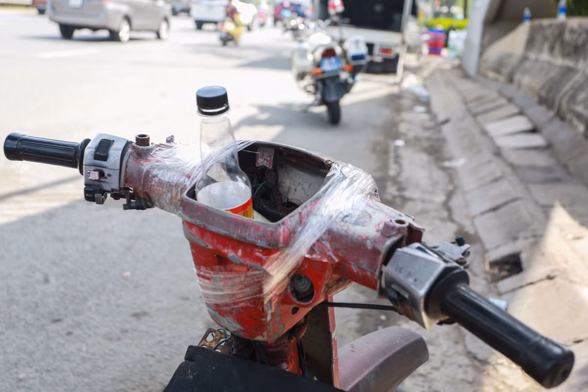“Tôi đi làm để kiếm tiền nuôi con. Mỗi ngày tôi tốn hơn một triệu đồng tiền thuốc. Giờ bị CSGT lập biên bản, gia đình tôi như đi vào đường cùng”, ông Lễ nói.