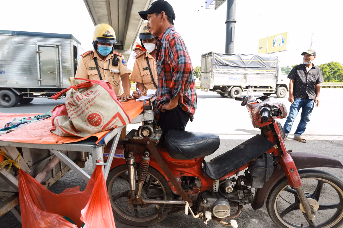 Tài xế Trần Văn Lễ (34 tuổi, quê Bạc Liêu) lái xe lôi tự chế chở theo người thân trên quốc lộ 1 khi thấy lực lượng chức năng liền quay đầu phương tiện bỏ chạy ngược chiều. CSGT đã lái xe chuyên dụng đuổi theo lập biên bản xử phạt.